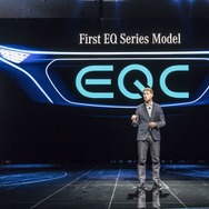 EQブランドの最初の市販車の車名を「EQC」と発表するダイムラーのメルセデスベンツ乗用車開発担当、オーラ・ケレニウス取締役（フランクフルトモーターショー2017）