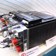 搭載されている燃料電池スタックは、カナダのHYDROGENICS製の固体高分子型。