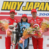 2008年のインディジャパン（もてぎ）で優勝したダニカ・パトリック＝中央。