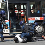 警視庁と羽田京急バスなどが合同で行った路線バスのテロ対策訓練