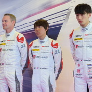 GT300クラスの#21 ヒトツヤマのドライバー。左からライアン、富田、篠原。