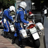 通学路一斉検問の様子。子供たちの登下校時、スクールゾーンにある生活道路は歩行者専用となることが多い（13日・品川区）