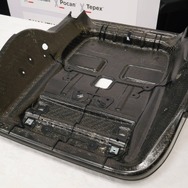 強度が安全性に直結するシートパンも同社のプラスチック技術が使われた。