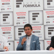 今季は元F1ドライバーの鈴木亜久里さん（中央）がいくつかのレースで中継解説を担当する。