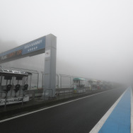 予選日、午前中は濃い霧が富士スピードウェイを包み込んだ。