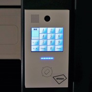 シェアゲート端末。Bluetooth通信によりスマートフォンアプリからゲートの開錠が可能。テンキーで開錠番号を入力することもできる。