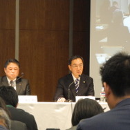 決算会見の記者の質問に答えるパナソニックの津賀一宏社長（右）