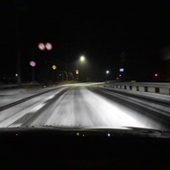 紀伊半島で雪に遭遇。スリッピーな路面では車両バランスの良さが光った。