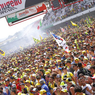 MotoGPイタリアグランプリの表彰式でのメインストレートの様子