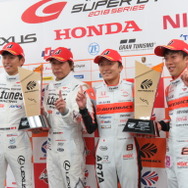 左からGT300優勝の中山雄一、新田守男、GT500優勝の野尻智紀、伊沢拓也。