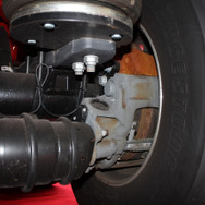 トレーラー2軸にディスクブレーキを採用。クオンと接続すれば全輪ディスクブレーキとなる。