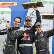 「レッドブル・エアレース・ワールドチャンピオンシップ」2018シーズン第4戦ブダペストの表彰台に経つ上位3選手。左からブラジョー、ソンカ、ホール