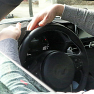 トヨタ スープラ 市販モデルの運転席をスクープすることに成功。パドルシフトの存在が確認できる。