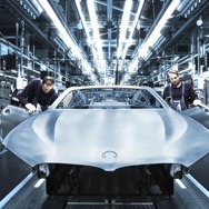最新デジタル技術を導入して生産される BMW 8シリーズ クーペ 新型