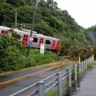 土砂流入が発生したJR九州筑肥線鹿家～浜崎間では、停車中の列車が土砂に流された。