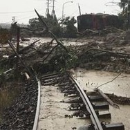 列車とともに線路も移動してしまった筑肥線の被災現場。