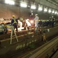 青函トンネルにおけるレール交換工事の様子。
