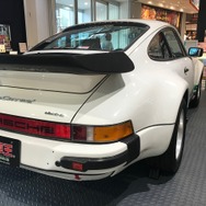 クラシックとモダンが融合したフォルムは今もファンが多い。これは、なんとこのクルマは、その911をベースにカレント自動車で仕立てたEVなのである。