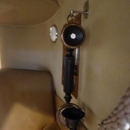 Cピラーに相当する、後席の横はプライバシーが守るように壁になっている。そこにかけられている古風な受話器。ブルートゥースを接続すると通話ができるというのだから驚きだ。