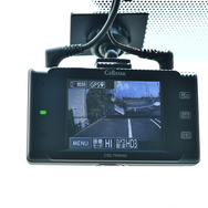 フロント本体カメラのモニターにリアカメラ映像も同時に表示することができる