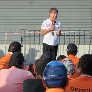予選日終了後、もてぎのレースを支えるオフィシャルたちに、星野一義さん（IMPUL監督）が感謝の意とと応援の旨を述べた。