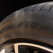 装着タイヤはピレリ「P ZERO」。20インチ径なのでタイヤ交換は結構高くつくかもしれない。