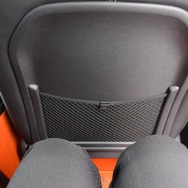 前席のドライビングポジションを適切に取っても後席には十分以上に広いスペースが残る。