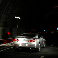 【写真蔵】米倉涼子、日産 GT-R でトンネルに現る！