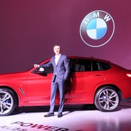 BMW X4 新型発表会のペーター・クロンシュナーブル代表取締役社長