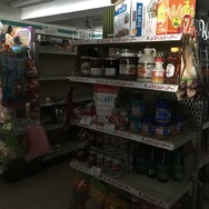 筆者が見つけた穴場スーパー。店内は薄暗いが、待たずに十分な食料を確保することができた。