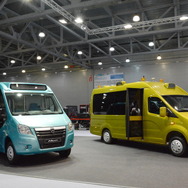 GAZガゼール・ネクストの電動バス（左）と自動運転車