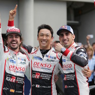 優勝した8号車の（左から）アロンソ、中嶋、ブエミ。