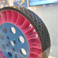 2015年に発表されている住友ゴム工業のコンセプトタイヤ「エアレスタイヤ」