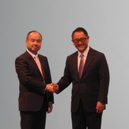 トヨタ自動車の豊田章男社長（右）とソフトバンクグループの孫正義会長兼社長