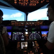 「787 Simulator」は係官が丁寧に操作を教えてくれるので子供から大人まで楽しめる。