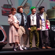 トヨタ・パッソ改良新型発表会ゲスト、向かって左から鈴木奈々とジャングルポケットの3人。