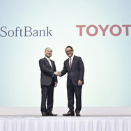 提携を発表したソフトバンクグループ孫正義代表と、トヨタ自動車の豊田章男社長
