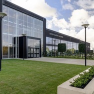 アストンマーティンが電動化の世界拠点とする英国新工場