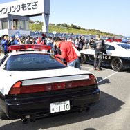 ホンダNSX（左）と日産GT-Rのパトカー