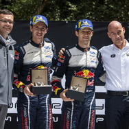 2018年WRCドライバーズチャンピオンのオジェ（中央右）と、コ・ドライバーの世界王者J.イングラシア（同左）。