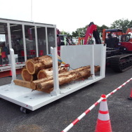 積荷を荷箱ごとおろす（2018森林・林業・環境機械展示実演会）。