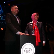 KLIMS 2018のショースタートのボタンを押す、アンソニー・ローク運輸大臣（左）とDatuk 主催者であるMAAのAishah Ahmad代表。