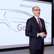 VW ゴルフ 次期型の生産計画を発表する同社の首脳