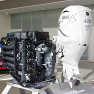 V8エンジンを搭載するヤマハ発動機の船外機