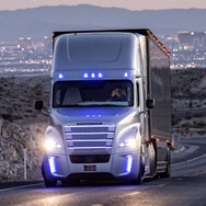 ダイムラーは2015年、米国ネバダ州で世界初の自動運転トラックの公道テストを実施した
