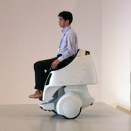 【トヨタ パートナーロボット 第2世代】1名乗車型2輪ロボット、08年に実証実験