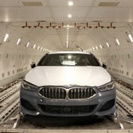 BMW 8シリーズクーペが成田空港に到着