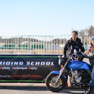 ミニ・ユニバース千葉の一ツ山里紗さんと「STE RIDING SCHOOL」を主催するレーシングライダー藤原克昭さん。