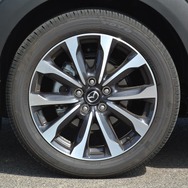 タイヤはサイドウォールの柔軟性が高められた新チューンのトーヨー「プロクセスR52A」。215/50R18はあまり一般的なサイズでないため、アフターマーケットでのタイヤの選択肢は限られる。