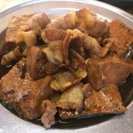 濃いめに煮込まれた肉豆腐。もつ煮とも味のコントラストも絶品だ。つい飯が進む。